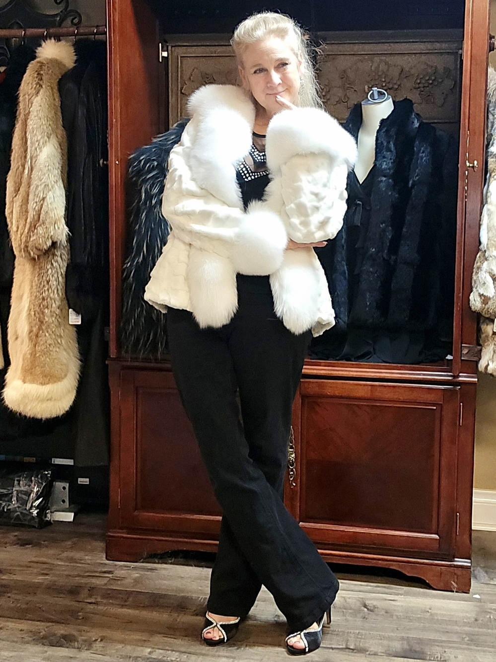 NWT Gorgeous White Mink Fur Coat with White Fox Trim sz M-L - Picture 11 of 17
